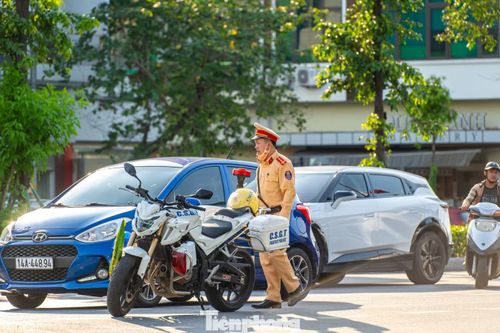 Theo đó, toàn bộ dọc tuyến quốc lộ 18 đoạn từ phường Cao Thắng đến phường Hạ Long, các phương tiện ô tô bắt buộc phải đi thẳng, không được rẽ hay quay đầu.