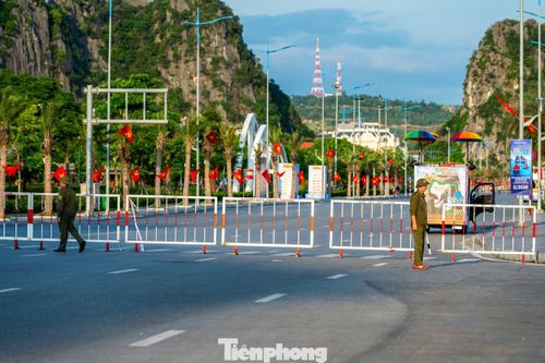 Cùng với đó tuyến đường bao biển Trần Quốc Nghiễn đoạn từ cột đồng hồ (phường Hồng Gai) đến Đông Bắc (phường Hạ Long) bị chặn để phục vụ chương trình Carnaval nên các phương tiện đều phải đổ dồn về tuyến đường quốc lộ 18.