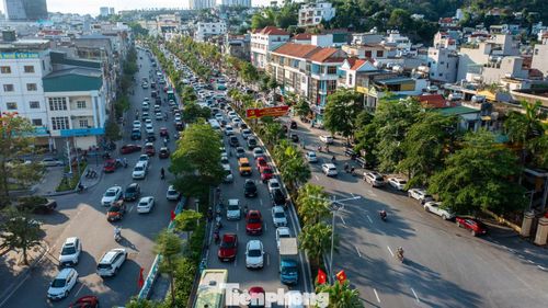 Kỳ nghỉ lễ 30/4 - 1/5 kéo dài 4 ngày khiến nhu cầu di chuyển gia tăng, tạo áp lực lớn lên hạ tầng giao thông. Cùng với đó, nhiều hoạt động văn hóa, giải trí được tổ chức trong suốt quãng thời gian nghỉ lễ khiến khách du lịch từ nhiều nơi như Hà Nội, Hưng Yên, Bắc Ninh, Hải Phòng... đổ dồn về trung tâm đô thị biển Quảng Ninh.