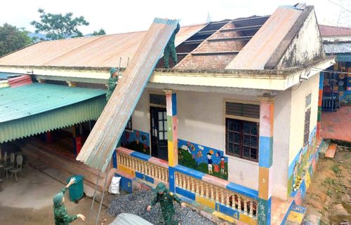 Lực lượng biên phòng hỗ trợ người dân khắc phục hậu quả sau lốc xoáy, mưa dông.