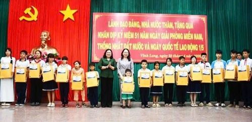 Phó Chủ tịch nước Võ Thị Ánh Xuân trao quà cho hộ gia đình chính sách, hộ nghèo và học bổng cho học sinh nghèo hiếu học