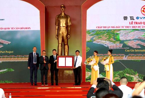 TP.HCM cũng trao quyết định chấp thuận nhà đầu tư dự án cảng trung chuyển quốc tế Cần Giờ quy mô 571ha, vốn khoảng 128.872 tỷ đồng.