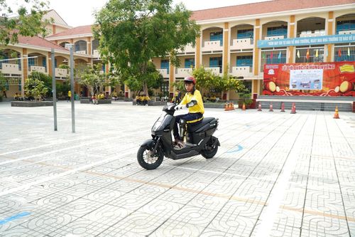 Học sinh thực hành sát hạch lái xe ngay tại trường.