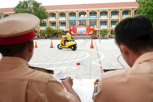 CSGT giám sát khi học sinh tham gia sát hạch.