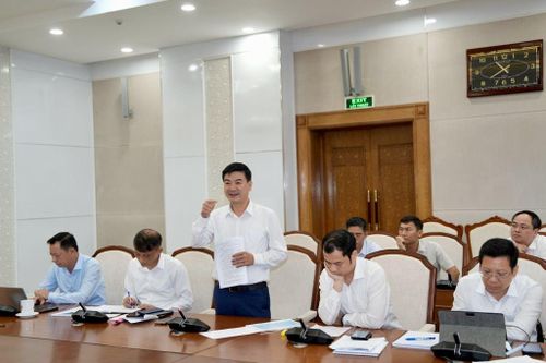 Đại diện nhà đầu tư và đơn vị tư vấn báo cáo các ý tưởng thiết kế cầu Cửa Lục 2.
