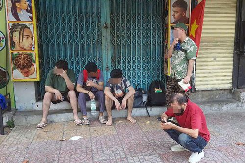  5 người nước ngoài trèo cửa sổ thoát ra khi nhà hàng cháy. Ảnh: N.X