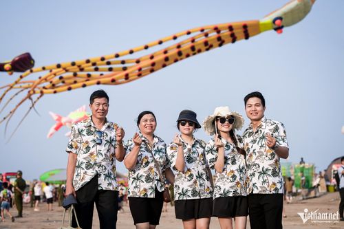 Nhiều gia đình, nhóm bạn trẻ tranh thủ chụp ảnh lưu niệm tại bãi biển