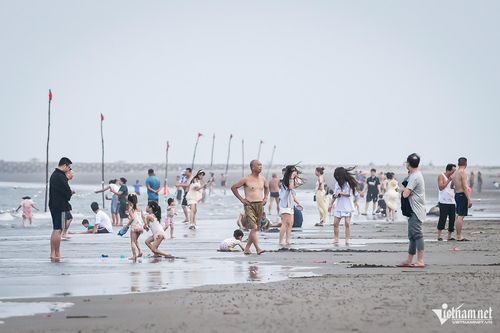 Bãi tắm 3 Thịnh Long sở hữu bãi cát thoải, mịn, nước biển trong xanh đã thu hút đông đảo du khách vui chơi, tắm biển