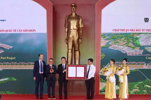 Lãnh đạo TPHCM trao quyết định chấp thuận nhà đầu tư cho dự án Cảng trung chuyển quốc tế Cần Giờ gần 5 tỷ USD. Ảnh: Phước Sáng