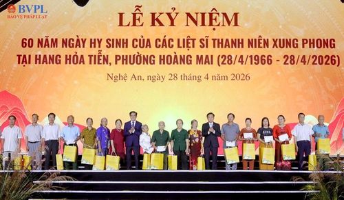  Tặng quà tri ân gia đình chính sách tại buổi lễ.