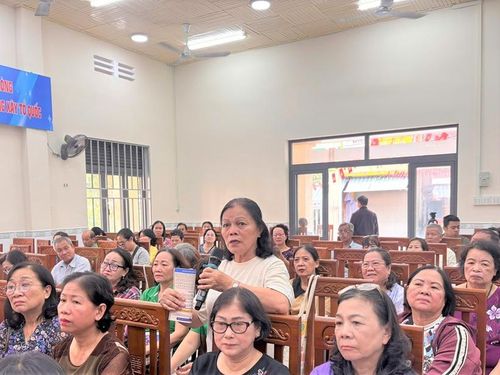 Người dân trao đổi với báo cáo viên tại hội nghị.