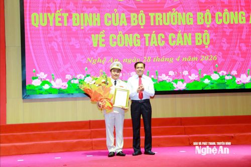 Đồng chí Võ Trọng Hải - Phó Bí thư Tỉnh ủy, Chủ tịch UBND tỉnh tặng hoa, chúc mừng đồng chí Đại tá Nguyễn Huy Khích.