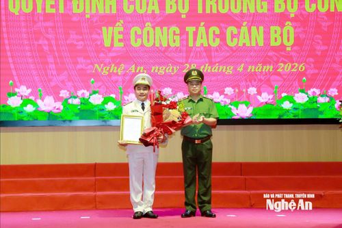 Thừa ủy quyền của Bộ trưởng Bộ Công an, đồng chí Thiếu tướng Đinh Việt Dũng - Ủy viên Ban Thường vụ Tỉnh ủy, Bí thư Đảng ủy, Giám đốc Công an tỉnh trao Quyết định cho đồng chí Đại tá Nguyễn Huy Khích - Phó Giám đốc Công an tỉnh Nghệ An.