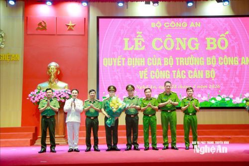 Ban Thường vụ Đảng ủy, lãnh đạo Công an tỉnh Nghệ An tặng hoa, chúc mừng Đại tá Trần Hồng Quang.