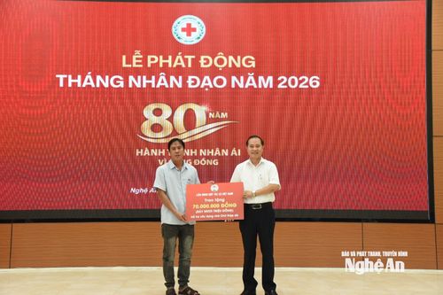 Liên minh HTX tỉnh trao hỗ trợ làm nhà cho 1 hộ nghèo. Ảnh: Hoài Thu
