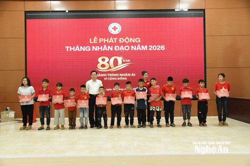 Trao học bổng cho học sinh nghèo vượt khó xã Tương Dương. Ảnh: Hoài Thu