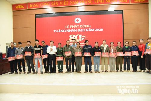 Trao hỗ trợ các hộ nghèo, mỗi hộ 1,2 triệu đồng. Ảnh: Hoài Thu