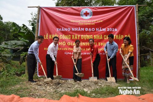 Các đại biểu tham gia động thổ xây dựng nhà cho hộ chị Vi Thị Nỏ, ở bản Lưu Phong. Ảnh: Hoài Thu