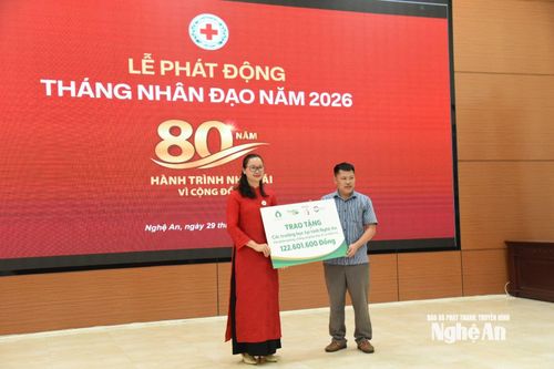 Đại diện các trường học nhận hỗ trợ dụng cụ sơ, cấp cứu. Ảnh: Hoài Thu