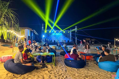 Buổi tối, biển Thạch Hải "khoác lên mình" gam màu trẻ trung, sôi động. Không gian beach club bừng lên trong ánh đèn lung linh, tiếng nhạc rộn rã hòa nhịp cùng sóng vỗ, tạo nên một bản hòa âm cuốn hút của biển đêm. Đây là một trong những không gian mới mẻ, kỳ vọng sẽ "giữ chân" du khách lâu hơn khi về với biển Thạch Hải.