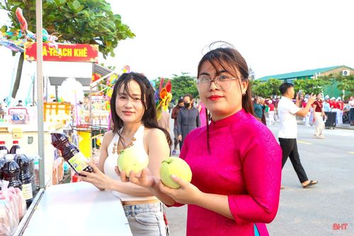 Du khách thích thú với không gian mới mẻ của bãi biển Thạch Hải, vừa vui chơi, tắm biển và trải nghiệm, mua sắm sản phẩm địa phương.
