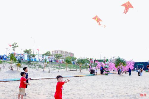 Trên bãi cát mịn, từng cánh diều chao lượn kéo theo tiếng cười giòn tan của du khách, nhất là những em nhỏ.