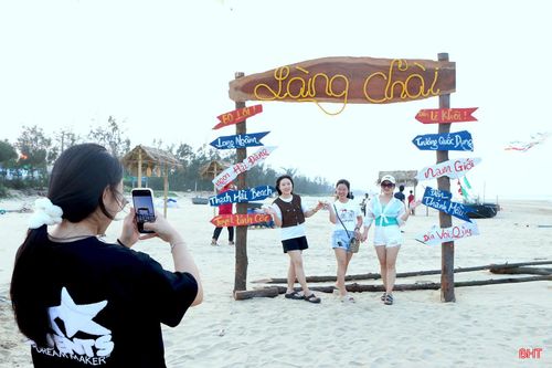 Mùa du lịch năm nay, Thạch Hải "khoác lên mình" một diện mạo mới, sống động và đầy sức hút với nhiều không gian trải nghiệm được kiến tạo công phu. Những tiểu cảnh nghệ thuật đậm sắc màu làng chài tạo dấu ấn với du khách như: thuyền thúng, bến xưa, phiên chợ…