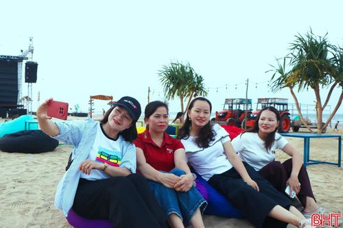 Chị Trương Hằng (ngoài cùng bên trái) - một du khách chia sẻ: “Tôi thường xuyên đến biển Thạch Hải để tắm biển và thưởng thức hải sản. Năm nay, nhờ sự đầu tư bài bản, đặc biệt là việc quy hoạch các khu chức năng, bãi biển đã có một không gian mới mẻ, vừa hiện đại, vừa gần gũi. Đây sẽ là cơ hội để lan tỏa văn hóa, con người Thạch Khê đến du khách thập phương".
