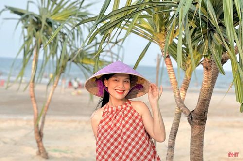 Với định hướng phát triển du lịch, dịch vụ gắn liền với bảo tồn và phát huy giá trị di sản, bãi biển Thạch Hải được quy hoạch, chỉnh trang theo hướng sinh thái. Mỗi góc biển như được phủ bằng sắc xanh dịu mát, trong lành, trở thành điểm nhấn ấn tượng "níu chân" du khách.
