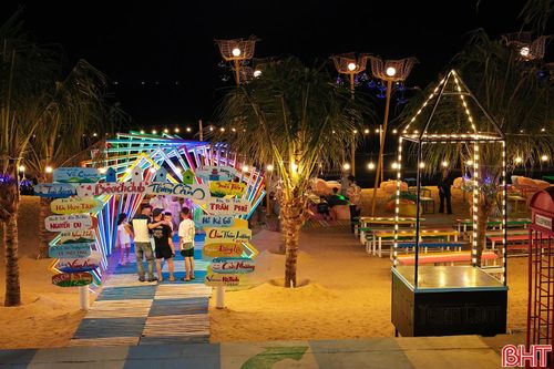 Thiên Cầm về đêm thu hút du khách bởi vẻ đẹp lung linh, nhiều màu sắc. Đặc biệt, Beach Club Thiên Cầm được thiết kế theo không gian mở, bao gồm: quầy bar, không gian thư giãn thưởng thức đồ uống và sân khấu âm nhạc với thiết bị âm thanh, ánh sáng hiện đại.