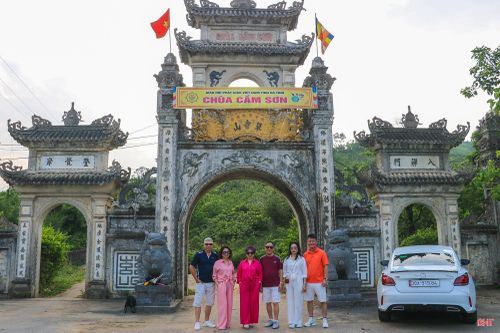 Về Thiên Cầm, du khách có thể tham quan chùa Cầm Sơn hơn 600 năm tuổi. Ngôi chùa tọa lạc trên lưng núi Thiên Cầm, là điểm dừng chân lý tưởng cho những ai muốn tìm sự an yên.