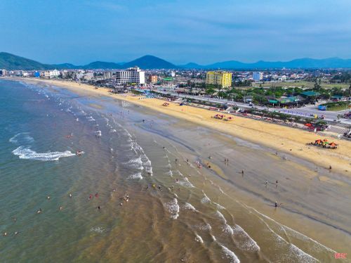 Biển Thiên Cầm (xã Thiên Cầm, Hà Tĩnh) hấp dẫn du khách bởi làn nước trong xanh, bãi cát trắng trải dài. Không gian yên bình trở thành một điểm đến lý tưởng cho những ai muốn “trốn phố” tìm về với biển. Du khách có thể di chuyển đến Thiên Cầm theo địa chỉ tại đây.