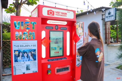 Dịch vụ photobooth cũng đã có mặt tại bãi biển Thiên Cầm. Đặc biệt, trong kỳ nghỉ lễ này, chủ cơ sở đã thiết kế theo chủ đề kỷ niệm 51 năm Ngày Giải phóng miền Nam, thống nhất đất nước (30/4), giúp các bạn trẻ lưu giữ những khoảnh khắc đẹp.