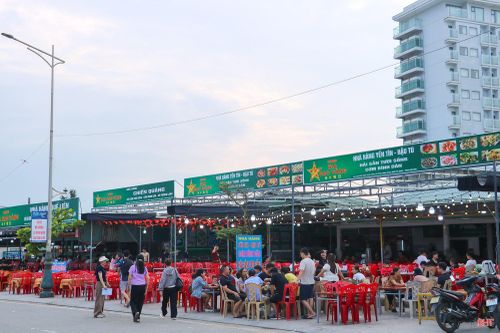 Đến Thiên Cầm, du khách được thưởng thức những món hải sản tươi ngon với hệ thống nhà hàng đầu tư đồng bộ.