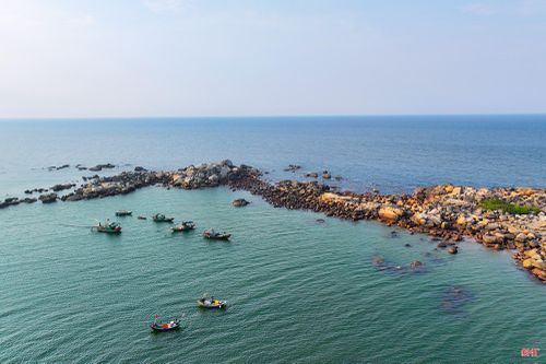 Đảo Bớc thu hút du khách bằng vẻ đẹp hoang sơ, nhiều bãi đá hình thù độc đáo. Khi đến đây, du khách có thể tận hưởng cảm giác được “chạm” vào thiên nhiên. Ảnh: Trường Biên