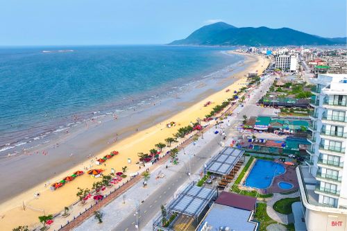 Du khách có thể hòa mình vào không khí biển trong lành...