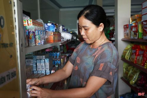 Chị Nguyễn Thị Tâm ở xã Đồng Tiến được cán bộ thuế hỗ trợ kê khai nộp thuế.