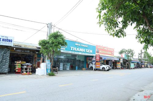 Nhiều hộ kinh doanh ở chợ Đình (xã Cẩm Bình) chưa thông báo tài khoản ngân hàng, ví điện tử phục vụ hoạt động kinh doanh.