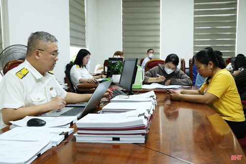 Cán bộ, nhân viên Thuế cơ sở 1 tỉnh Hà Tĩnh tăng ca hỗ trợ hộ kinh doanh kê khai thuế.