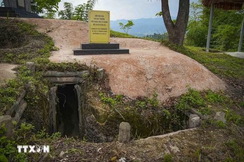Bia giới thiệu vị trí hầm giúp du khách hình dung rõ hơn về hệ thống chỉ huy trong cứ điểm. (Ảnh: Xuân Tư/TTXVN)