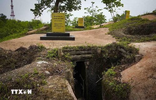 Bia giới thiệu vị trí hầm giúp du khách hình dung rõ hơn về hệ thống chỉ huy trong cứ điểm. (Ảnh: Xuân Tư/TTXVN)