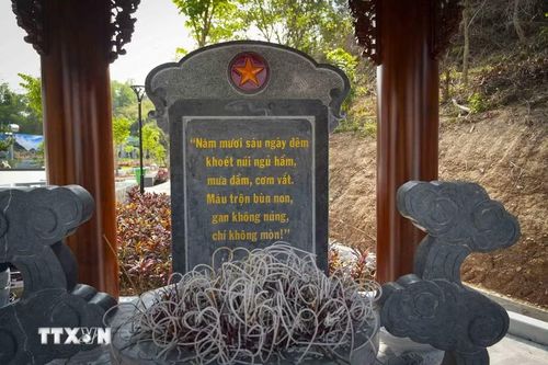 Bia tưởng niệm tại di tích Trung tâm Đề kháng Him Lam. (Ảnh: Xuân Tư/TTXVN)