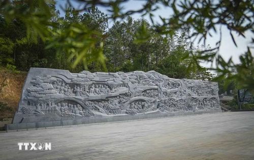 Bức phù điêu Chiến thắng Him Lam được chế tác bằng đá tự nhiên có chiều dài tổng thể 46m, chiều cao là 8,9m. (Ảnh: Xuân Tư/TTXVN)