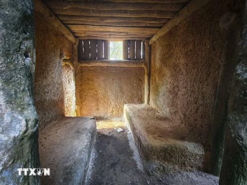 Bên trong hầm chiến đấu được phục dựng tại di tích. (Ảnh: Xuân Tư/TTXVN)