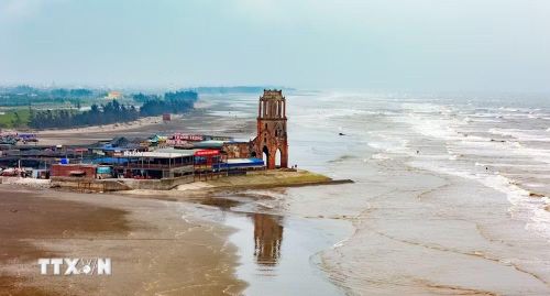 Bãi biển Nhà thờ đổ ở xã Hải Tiến (Ninh Bình). (Ảnh: Nguyễn Lành/TTXVN)