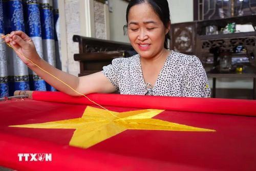 Các sợi chỉ được dùng để thêu ngôi sao được chọn lọc kỹ càng, phải là sợi chỉ to, dai và bóng. (Ảnh: Lê Ngọc/TTXVN phát)