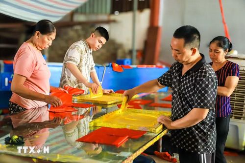 Từ sáng sớm, người thợ làng Từ Vân đã tất bật bắt tay vào công việc để kịp cung ứng cho thị trường trên cả nước. (Ảnh: Lê Ngọc/TTXVN phát)