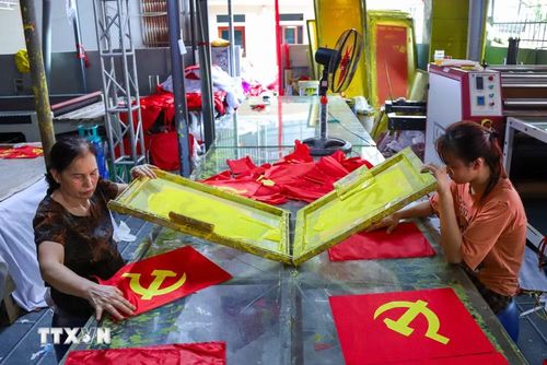 Tại xưởng của gia đình ông Nguyễn Văn Phục, không khí sản xuất luôn khẩn trương, công nhân thường xuyên tăng ca để đáp ứng nhu cầu tăng cao. (Ảnh: Lê Ngọc/TTXVN phát)