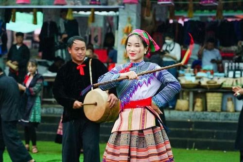 Biểu diễn điệu múa truyền thống của đồng bào dân tộc Mông tại Làng. (Ảnh: Khánh Hòa/TTXVN)
