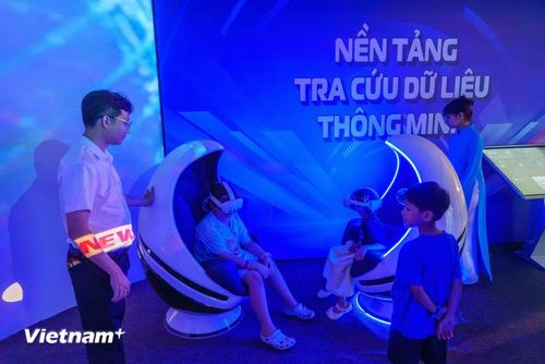 Trải nghiệm không gian thực tế ảo VR đặc biệt thu hút các em nhỏ. (Ảnh: Thanh Phong/Vietnam+)